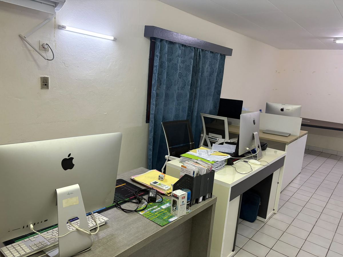 Poste de travail et gestion documentaire au bureau de Libreville
